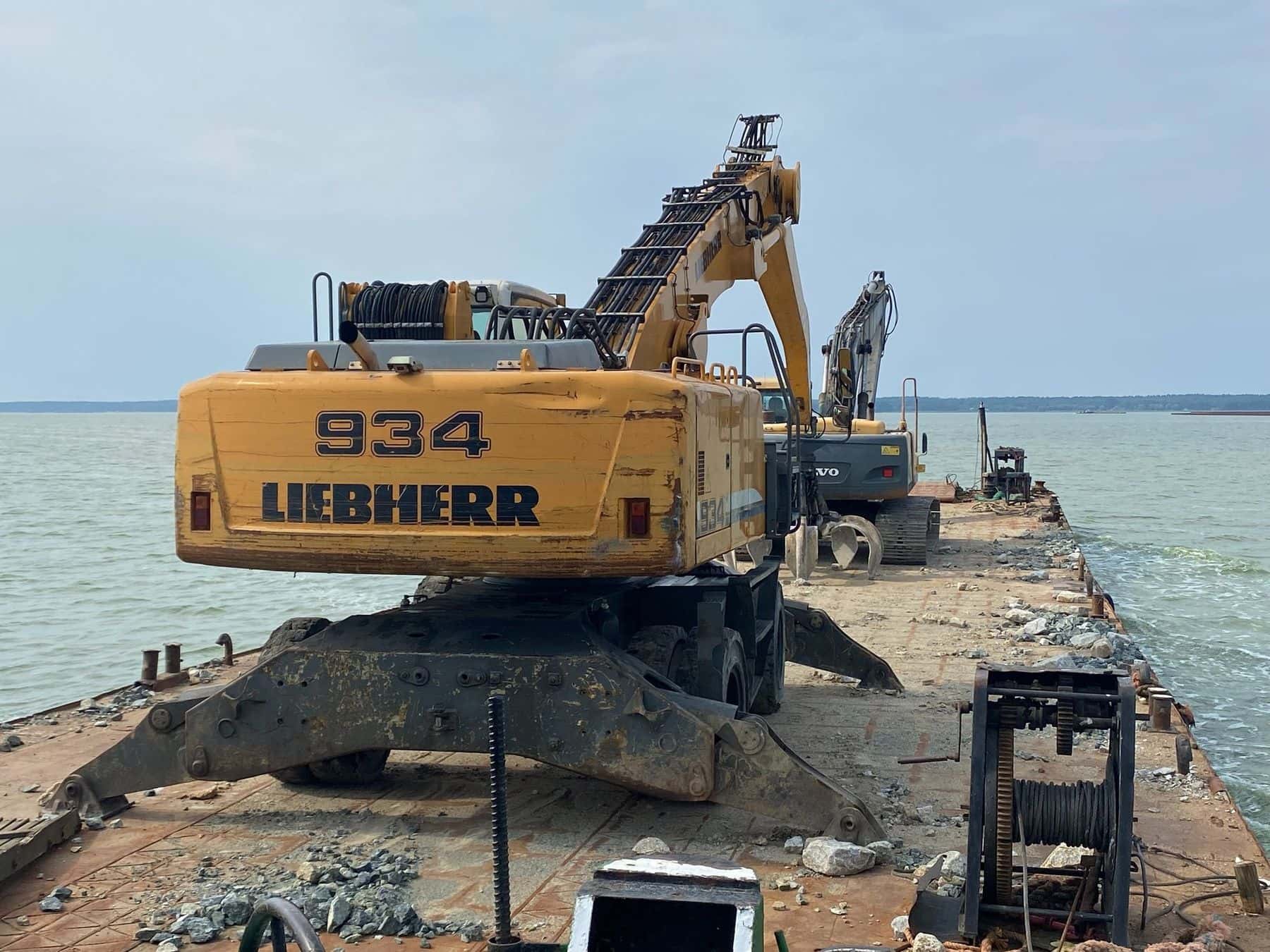 Koparka Liebherr 934 na nabrzeżu podczas przeładunku materiału