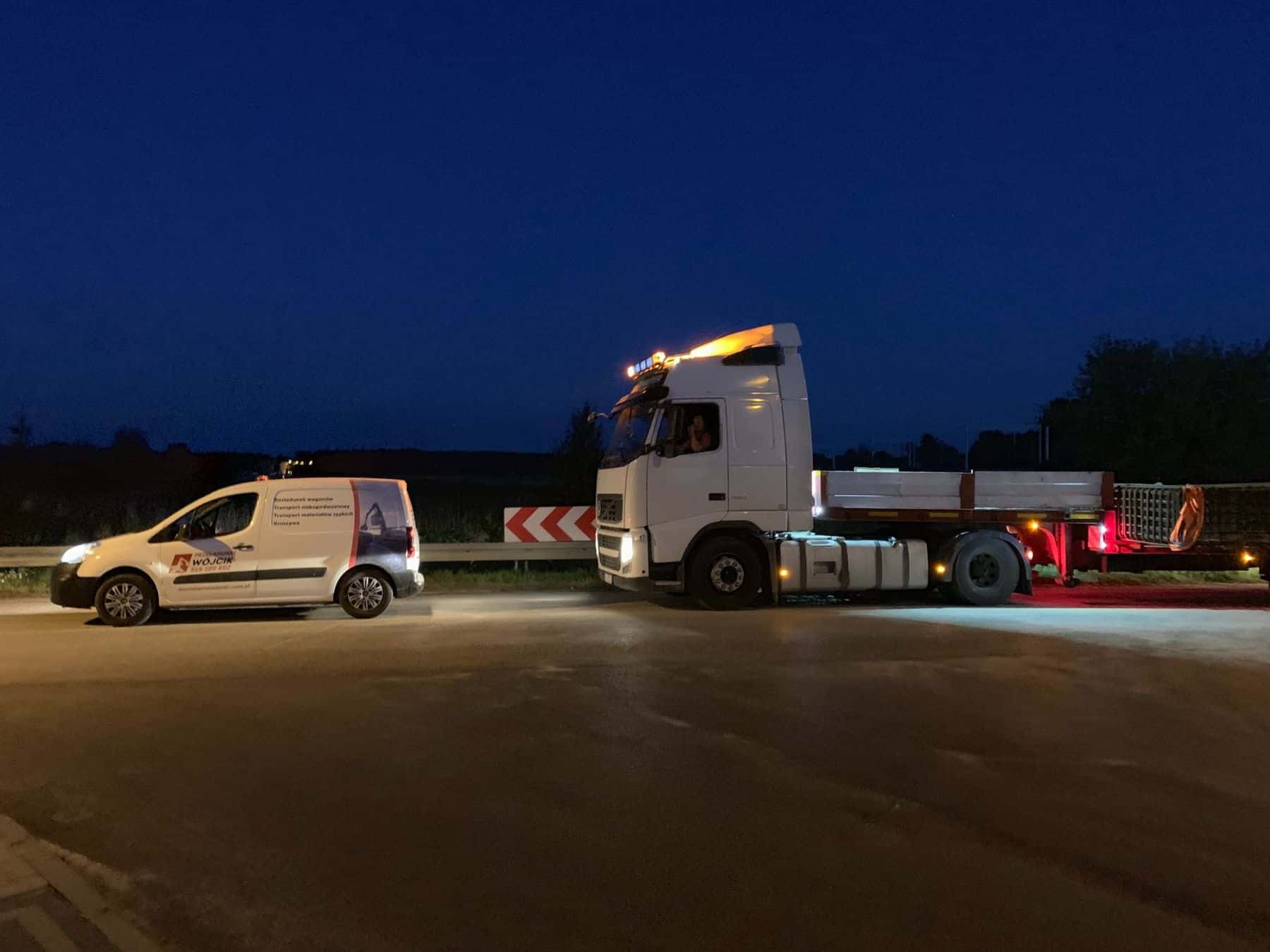 Zestaw transportowy Przeładunki Wójcik przygotowany do przewozu maszyny
